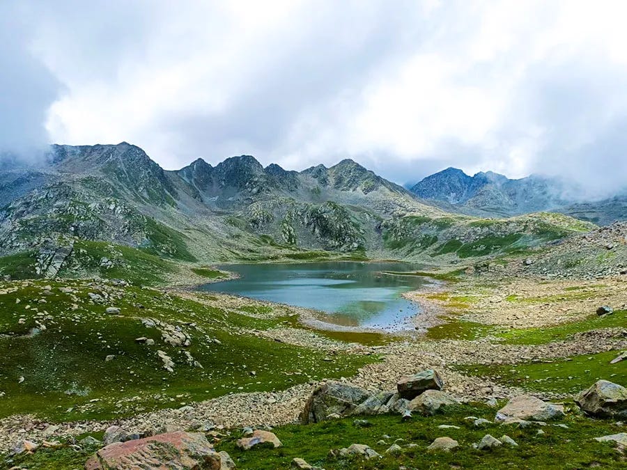 reathtaking view of Doodhpathri valley 