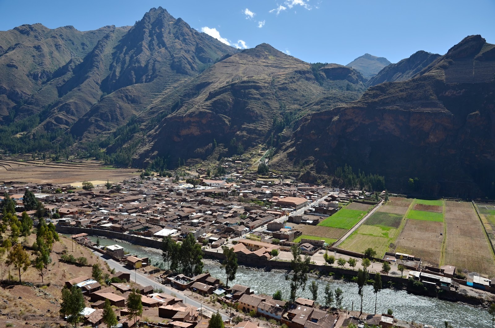https://upload.wikimedia.org/wikipedia/commons/3/33/Pisac_-_panoramio_%282%29.jpg