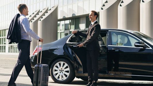 Famous Drive – Your First-Class Ride to the Hamptons Starts Here