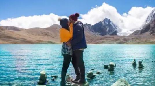 Explore the Beauty of the Hills with a Darjeeling Tour Package 2 Nights 3 Days