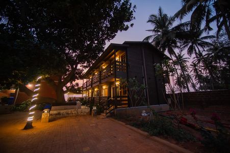 How Does Murudeshwar Beach Resort Offer the Best of Both Worlds?