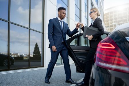Limo Service to/from LGA Airport – Travel with NYC Luxor Limo in Ultimate Comfort