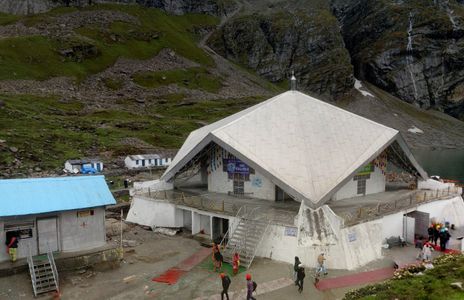 Hemkund Sahib in Bloom: A Journey Through Wildflowers and Snow Peaks