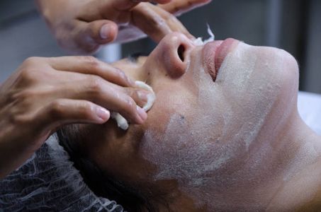Deep Cleansing Facials for Teens: When and Why to Start