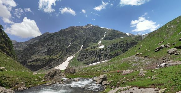Why Hampta Pass is Perfect for First-Time Trekkers in Autumn