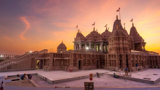 Abu Dhabi Temple Visit & Heritage City Tour – Culture & Landmarks