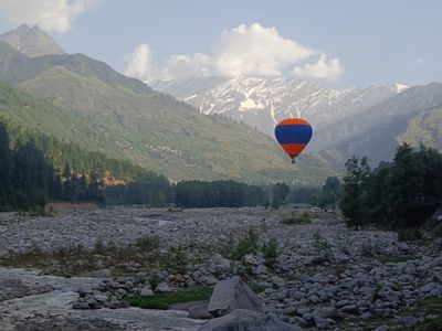 Floating Over the Himalayas – The Magical Hot Air Balloon Ride in Manali
