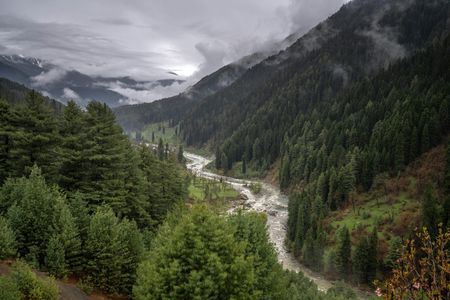 How to Plan a 7-Day Kashmir Tour Package for First-Time Travelers