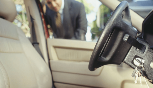 هل علِقت خارج سيارتك في أبوظبي؟ دليل شامل لخدمات فتح السيارات