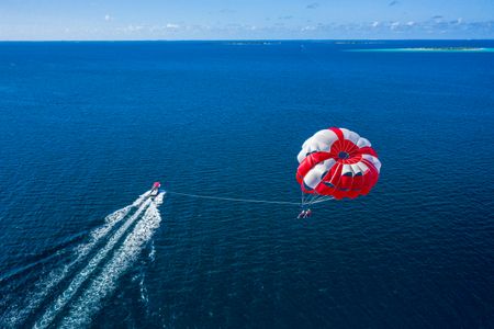 Best Places for Parasailing in Dubai: JBR, Marina & Jumeirah Beach