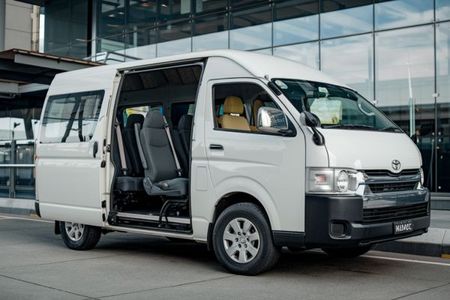 Why Is a Maxi Taxi Melbourne Airport the Smart Choice for Group Travel?