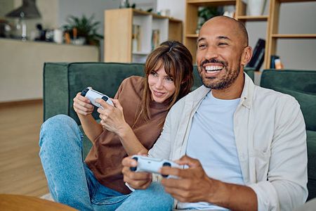 Loading Screens on the Move: Online Gaming in Transit Life