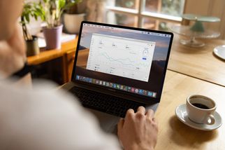 How to Use a Laptop Teleprompter for E-Learning