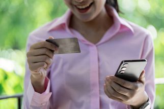 What Happens If Someone Doesn’t Have a Smartphone to Access My Card?