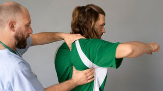 How a Physiotherapist Treats a Sports Injury Fast?