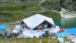 Hemkund Sahib in Monsoon: A Divine Experience Amid Clouds and Rain