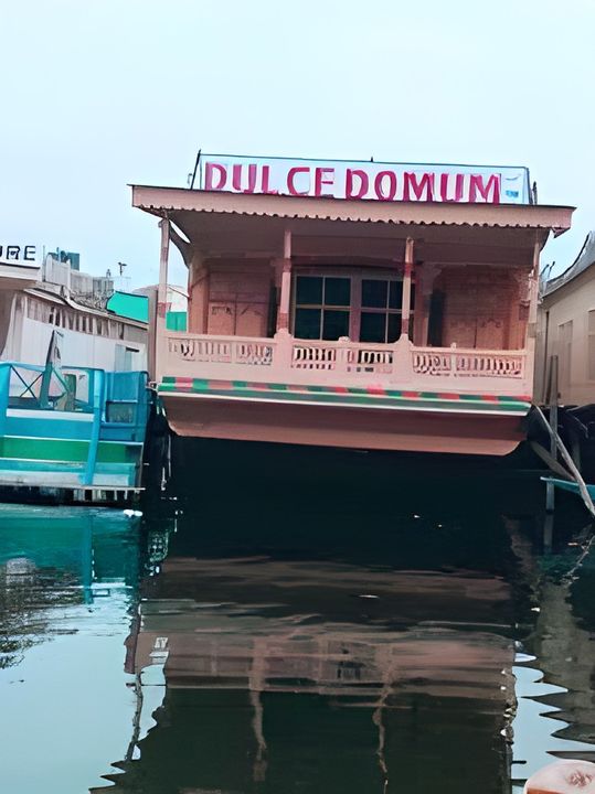 Dulce Domum Houseboats - Exterior