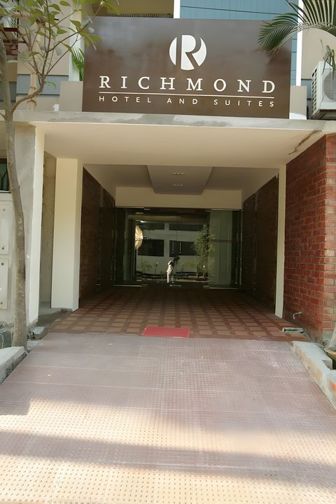 Richmond Hotel And Suites - Exterior