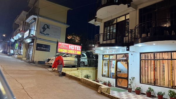 Snow Crest Inn / A Pure Veg Hotel