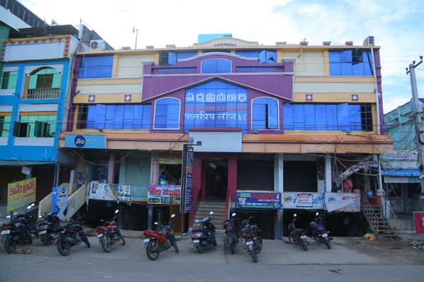 Padmapriya AC Deluxe Lodge